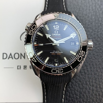 레플리카 [오메가] 남성용 씨마스터 신제품 215.33.44.21.01.001 플래닛 오션 600m 코-액시얼 마스터 크로노미터 43.5mm 오토매틱 Cal.8900 타입 우레탄줄 블랙 다이얼 omg0190  