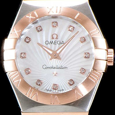 레플리카 [오메가] 남성용 여성 컬렉션 컨스틀레이션 123.20.27.20.55.002 오메가 코-액시얼 27MM 로마 숫자가 인그레이빙된 베젤 18K 로즈골드 콤비 화이트 자개 다이얼 쿼츠 무브먼트 OMG4120  