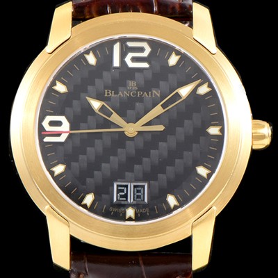 레플리카 [블랑팡] 남성용 L-에볼루션 R10-1103-53B 그랑데 빅데이트 타입 UP!! 고급스러운 18K옐로우골드 케이스 블랙 텍스쳐드 다이얼 Cal.6950 오토매틱 무브먼트 BLA4201  