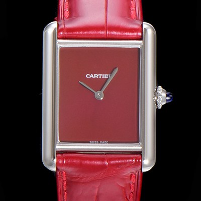 레플리카 [까르띠에] 여성용 탱크 머스트 WSTA0054 로마 인덱스 33.7mm 레드 다이얼 악어가죽줄 쿼츠 무브먼트 CAR00571  