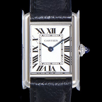 레플리카 [까르띠에] 여성용 탱크 머스트 WSTA0042 로마 인덱스 29.5mm 화이트 다이얼 가죽줄 쿼츠 무브먼트 CAR08316  