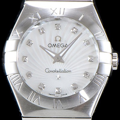 레플리카 [오메가] 여성 컬렉션 컨스틀레이션 123.10.27.20.55.001 오메가 코-액시얼 27MM 로마 숫자가 인그레이빙된 베젤 화이트 자개 다이얼 쿼츠 무브먼트 OMG0124  