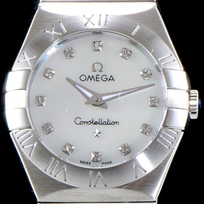 레플리카 [오메가] 여성 컬렉션 컨스틀레이션 123.10.24.60.55.001 오메가 코-액시얼 27MM 로마 숫자가 인그레이빙된 베젤 화이트 자개 다이얼 쿼츠 무브먼트 OMG0122  