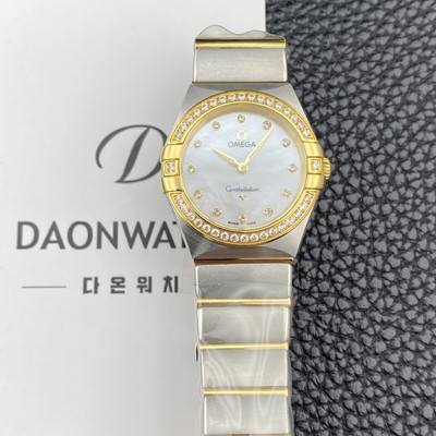 레플리카 [오메가] 여성용 컨스틀레이션 맨해튼 131.25.28.60.55.002 옐우골드 다이아몬드 세팅 베젤 28mm 쿼츠 Cal.4061무브먼트 화이트 자개 다이얼 omg0228  