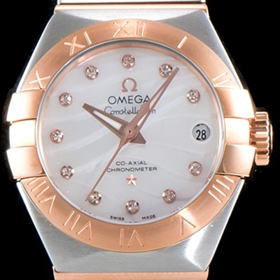 레플리카 [오메가] 남성용 여성 컬렉션 컨스틀레이션 123.20.27.20.55.003 오메가 코-액시얼 27MM 로마 숫자가 인그레이빙된 베젤 18K 로즈골드 콤비 화이트 자개 다이얼 쿼츠 무브먼트 OMG4110  