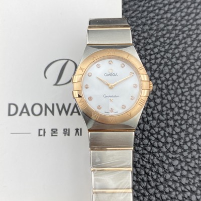 레플리카 [오메가] 여성용 컨스틀레이션 맨해튼 131.20.28.60.55.001 로즈골드 28mm 쿼츠 Cal.4061무브먼트 화이트 자개 다이얼 omg0227  