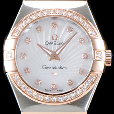 레플리카 [오메가] 여성 컬렉션 컨스틀레이션 123.25.27.60.55.002 오메가 코-액시얼 27MM 다이아몬드 세팅 베젤 화이트 자개 다이얼 18K 로즈골드 콤비 쿼츠 무브먼트 OMG0120  
