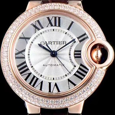 레플리카 [까르띠에] 남성용 신형 UP!! 발롱블루 드 까르띠에 WE902055 18K로즈골드 최상급 다이아몬드 세팅 베젤 화이트 실버 썬더스트 다이얼 오토매틱 무브먼트 CAR0033  