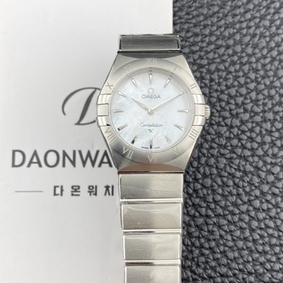 레플리카 [오메가] 여성용 컨스틀레이션 맨해튼 131.10.28.60.05.001 쿼츠 Cal.4061무브먼트 28mm 화이트 자개 다이얼 omg0224  