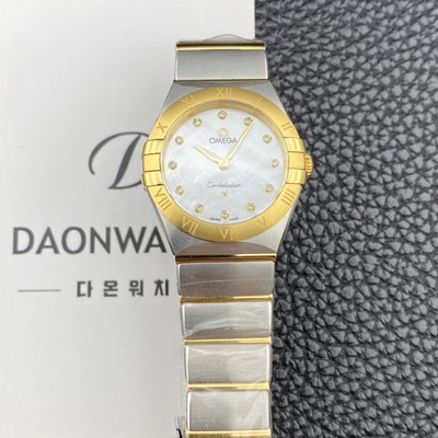 레플리카 [오메가] 여성용 컨스틀레이션 맨해튼 131.20.28.60.55.002 옐우골드 28mm 쿼츠 Cal.4061무브먼트 화이트 자개 다이얼 omg0230  