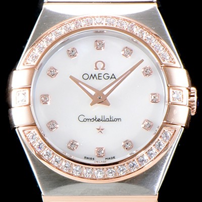 레플리카 [오메가] 남성용 여성 컬렉션 컨스틀레이션 123.25.24.60.55.001 오메가 코-액시얼 27MM 다이아몬드 세팅 베젤 화이트 자개 다이얼 18K 로즈골드 콤비 쿼츠 무브먼트 OMG4125  