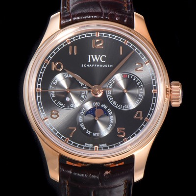 레플리카 [아이더블유씨] 남성용 포르투기즈 퍼페추얼 캘린더 문페이즈 오토매틱 42mm Cal.82650 타입 18K 로즈골드 가죽줄 그레이다이얼   iwc71932  