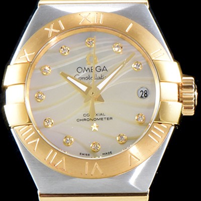 레플리카 [오메가] 남성용 여성 컬렉션 컨스틀레이션 123.20.27.20.55.002 오메가 코-액시얼 27MM 로마 숫자가 인그레이빙된 베젤 18K 옐로골드 콤비 자개 다이얼 쿼츠 무브먼트 OMG4120  