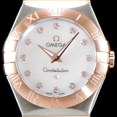 레플리카 [오메가] 여성 컬렉션 컨스틀레이션 123.20.27.60.55.001 오메가 코-액시얼 27MM 로마 숫자가 인그레이빙된 베젤 18K 로즈골드 콤비 화이트 자개 다이얼 쿼츠 무브먼트 OMG0123  