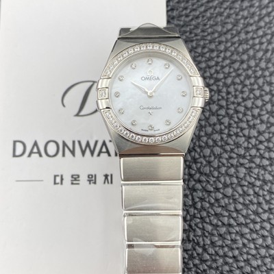 레플리카 [오메가] 여성용 컨스틀레이션 맨해튼 131.15.28.60.55.001 다이아몬드 세팅 베젤 28mm 쿼츠 Cal.4061무브먼트 화이트 자개 다이얼 omg0222  