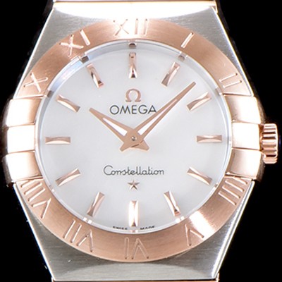 레플리카 [오메가] 남성용 여성 컬렉션 컨스틀레이션 123.20.24.60.05.001 오메가 코-액시얼 27MM 로마 숫자가 인그레이빙된 베젤 18K 로즈골드 콤비 화이트 자개 다이얼 쿼츠 무브먼트 OMG4123  