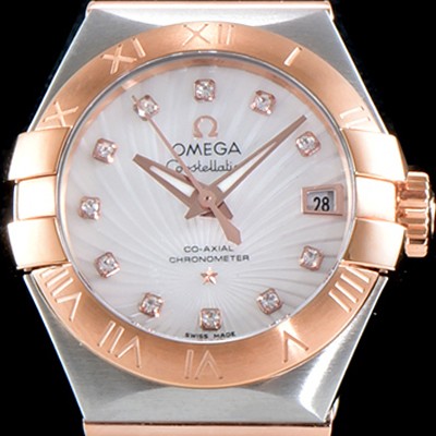 레플리카 [오메가] 남성용 여성 컬렉션 컨스틀레이션 123.20.27.20.55.001 오메가 코-액시얼 27MM 로마 숫자가 인그레이빙된 베젤 18K 로즈골드 콤비 화이트 자개 다이얼 쿼츠 무브먼트 OMG4121  