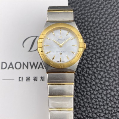 레플리카 [오메가] 여성용 컨스틀레이션 맨해튼 131.20.28.60.05.002 옐우골드 28mm 쿼츠 Cal.4061무브먼트 화이트 자개 다이얼 omg0229  