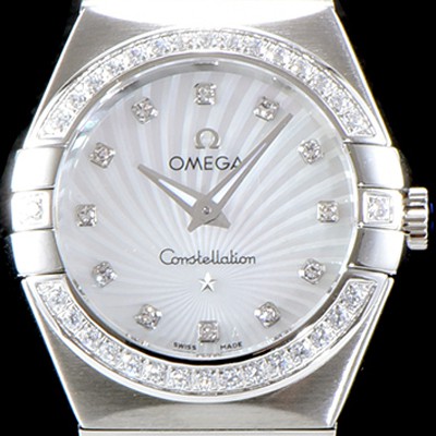 레플리카 [오메가] 여성 컬렉션 컨스틀레이션 123.15.27.20.55.001 오메가 코-액시얼 27MM 다이아몬드 세팅 베젤 화이트 자개 다이얼 쿼츠 무브먼트 OMG0120  