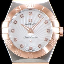 레플리카 [오메가] 남성용 여성 컬렉션 컨스틀레이션 123.20.27.20.55.002 오메가 코-액시얼 27MM 로마 숫자가 인그레이빙된 베젤 18K 로즈골드 콤비 화이트 자개 다이얼 쿼츠 무브먼트 OMG4120  