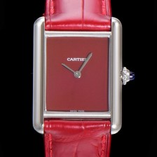 레플리카 [까르띠에] 여성용 탱크 머스트 WSTA0054 로마 인덱스 33.7mm 레드 다이얼 악어가죽줄 쿼츠 무브먼트 CAR00571  