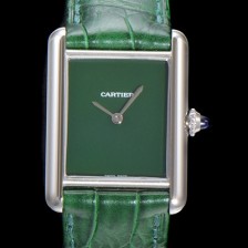레플리카 [까르띠에] 여성용 탱크 머스트 WSTA0054 로마 인덱스 33.7mm 그린 다이얼 악어가죽줄 쿼츠 무브먼트 CAR00575  