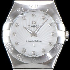 레플리카 [오메가] 여성 컬렉션 컨스틀레이션 123.10.27.20.55.001 오메가 코-액시얼 27MM 로마 숫자가 인그레이빙된 베젤 화이트 자개 다이얼 쿼츠 무브먼트 OMG0124  