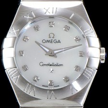 레플리카 [오메가] 여성 컬렉션 컨스틀레이션 123.10.24.60.55.001 오메가 코-액시얼 27MM 로마 숫자가 인그레이빙된 베젤 화이트 자개 다이얼 쿼츠 무브먼트 OMG0122  