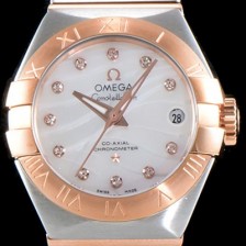 레플리카 [오메가] 남성용 여성 컬렉션 컨스틀레이션 123.20.27.20.55.003 오메가 코-액시얼 27MM 로마 숫자가 인그레이빙된 베젤 18K 로즈골드 콤비 화이트 자개 다이얼 쿼츠 무브먼트 OMG4110  