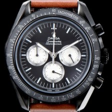 레플리카 [오메가] 남성용 스피드마스터 311.32.42.30.01.001 문워치 기념 리미티드 에디션 스피디 튜즈데이 블랙 PVD 특수 코팅 케이스 크로노그래프 블랙 다이얼 스위스 쿼츠 무브먼트 OMG0522  