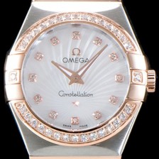 레플리카 [오메가] 여성 컬렉션 컨스틀레이션 123.25.27.60.55.002 오메가 코-액시얼 27MM 다이아몬드 세팅 베젤 화이트 자개 다이얼 18K 로즈골드 콤비 쿼츠 무브먼트 OMG0120  
