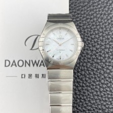 레플리카 [오메가] 여성용 컨스틀레이션 맨해튼 131.10.28.60.05.001 쿼츠 Cal.4061무브먼트 28mm 화이트 자개 다이얼 omg0224  