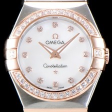 레플리카 [오메가] 남성용 여성 컬렉션 컨스틀레이션 123.25.24.60.55.001 오메가 코-액시얼 27MM 다이아몬드 세팅 베젤 화이트 자개 다이얼 18K 로즈골드 콤비 쿼츠 무브먼트 OMG4125  