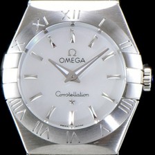 레플리카 [오메가] 여성 컬렉션 컨스틀레이션 123.10.24.60.02.002 오메가 코-액시얼 27MM 로마 숫자가 인그레이빙된 베젤 실버 다이얼 쿼츠 무브먼트 OMG0121  