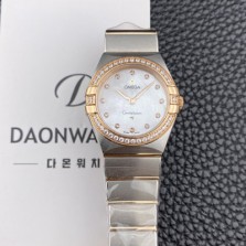 레플리카 [오메가] 여성용 컨스틀레이션 맨해튼 131.25.28.60.55.001 로즈골드 다이아몬드 세팅 베젤 28mm 쿼츠 Cal.4061무브먼트 화이트 자개 다이얼 omg0225  