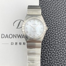 레플리카 [오메가] 여성용 컨스틀레이션 맨해튼 131.10.28.60.55.001 쿼츠 Cal.4061무브먼트 28mm 화이트 자개 다이얼 omg0223  