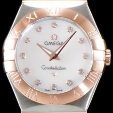 레플리카 [오메가] 여성 컬렉션 컨스틀레이션 123.20.27.60.55.001 오메가 코-액시얼 27MM 로마 숫자가 인그레이빙된 베젤 18K 로즈골드 콤비 화이트 자개 다이얼 쿼츠 무브먼트 OMG0123  