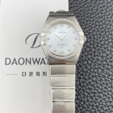 레플리카 [오메가] 여성용 컨스틀레이션 맨해튼 131.15.28.60.55.001 다이아몬드 세팅 베젤 28mm 쿼츠 Cal.4061무브먼트 화이트 자개 다이얼 omg0222  