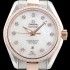 레플리카 [오메가] 여성용 씨마스터 "우아함의 정수" 220.25.38.20.55.001 아쿠아 테라 코-액시얼 크로노미터 화이트 자개 다이얼 18K 로즈골드 투톤콤비 오토매틱 무브먼트 OMG0103  