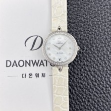 레플리카 [오메가] 여성용 드빌 424.18.27.60.52.001 프레스티지 듀드롭 27.4mm 다이아몬드 쿼츠 무브먼트 화이트 자개 다이얼 omg0238  