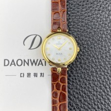 레플리카 [오메가] 여성용 드빌 424.53.27.60.55.001 프레스티지 듀드롭 27.4mm 옐우골드 쿼츠 무브먼트 화이트 자개 다이얼 omg0235  